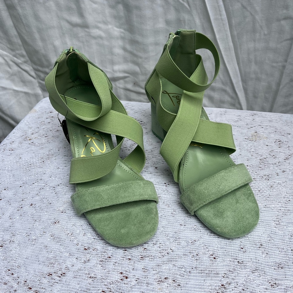 London Rag woman’s elastic strapped block heel  sandals. Light green. Size 7